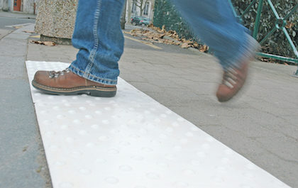 Aménagement sol urbain avec bande podotactile