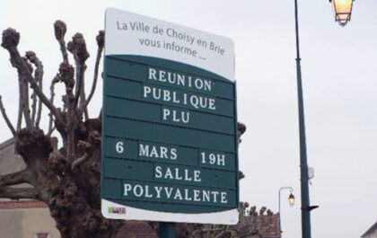 Panneau d'affichage modulaire Texto Village par Lacroix City