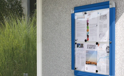 Vitrine d'affichage pour poteaux d’arrêt de bus