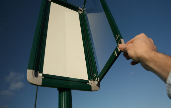 Cabezal de parada de doble cara con dos carteles Lx3® adosados